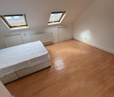 4 bedroom semi-detached house to rent - Photo 3