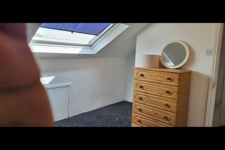 4 Bed End Terrace, Claremont Place, LS12 - Photo 2