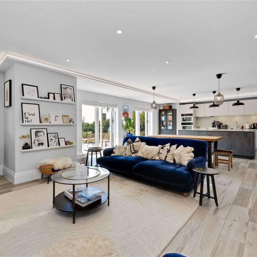A very high specification extremely spacious two bedroom apartment in a fantastic central location with a terrace - Photo 1