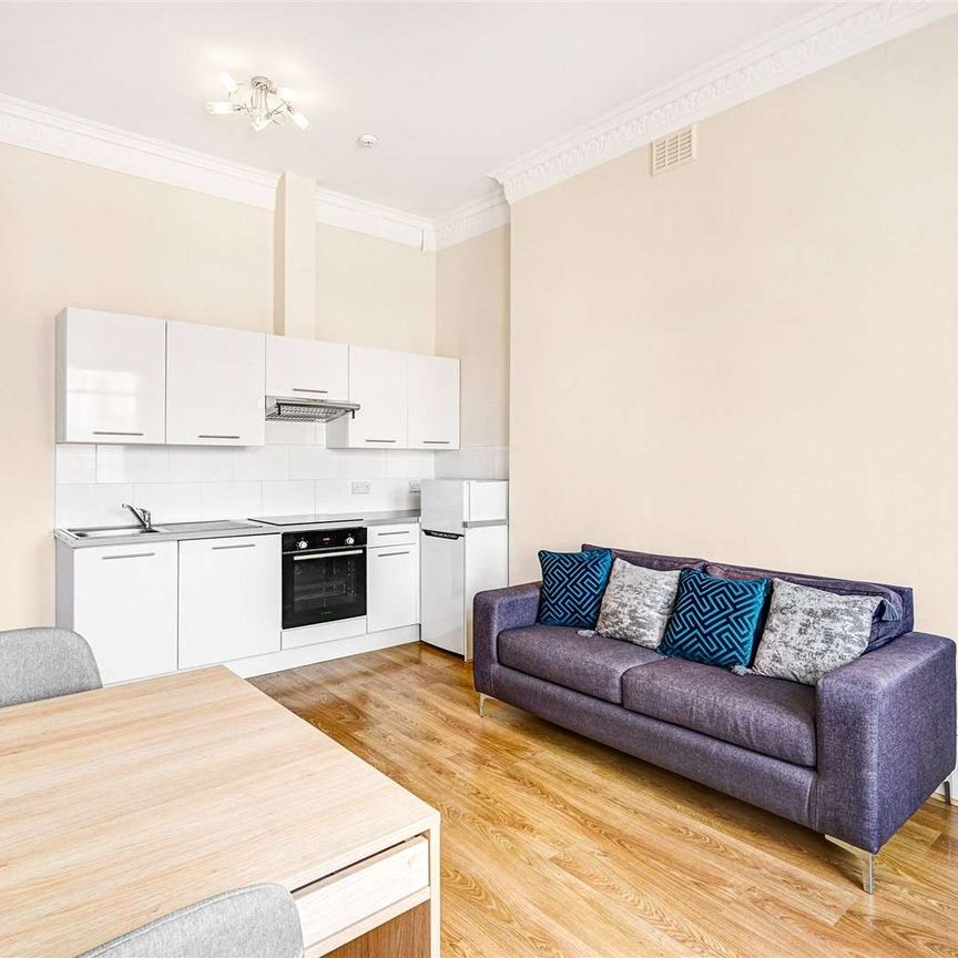 A well proportioned two bedroom apartment on the third floor of this charming period conversion offered on a furnished basis. Electricity, gas and water included in the rent. - Photo 1