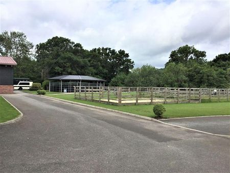 2 bedroom equestrian property to rent - Photo 5