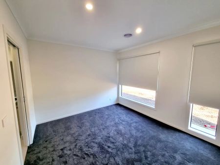 “Spacious Near New Family Home in Popular Mt Atkinson!” - Photo 2