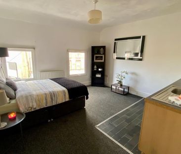 Studio Flat, County Road, L4 - Photo 1