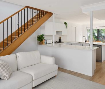 Spacious Townhouse with Light-Filled Interiors & Private Courtyard - Photo 2