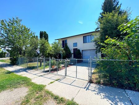 Dec.1st: Central – 3 bed, 2 bath main top floor suite - Photo 3