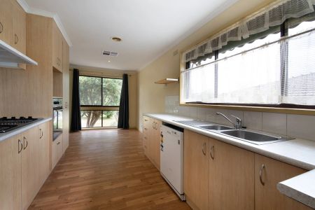 Easy living and perfectly located in popular Strathdale. - Photo 4