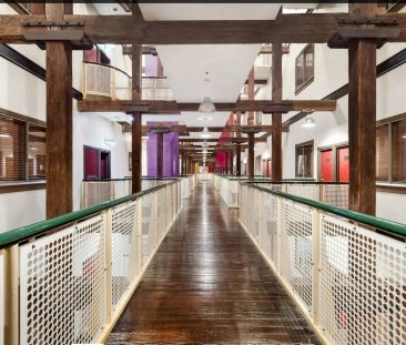 Beautifully Renovated Apartment in the Iconic Goldsbrough Building - Photo 6