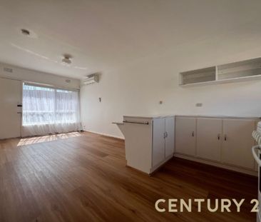 Cool, Calm & Convenient in Noble Park - Photo 2