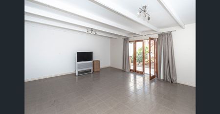 Spacious Family Home with Studio - Moments from Brighton Beach! - Photo 4