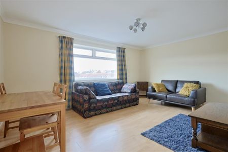2 bedroom Flat to rent in Stoneleigh Avenue, Longbenton, Newcastle Upon Tyne, NE12 - Photo 3