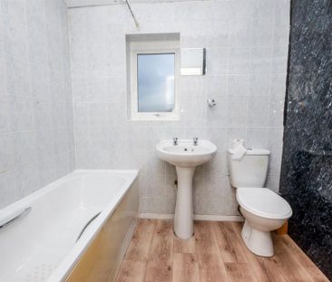 3 bedroom flat to rent - Photo 6