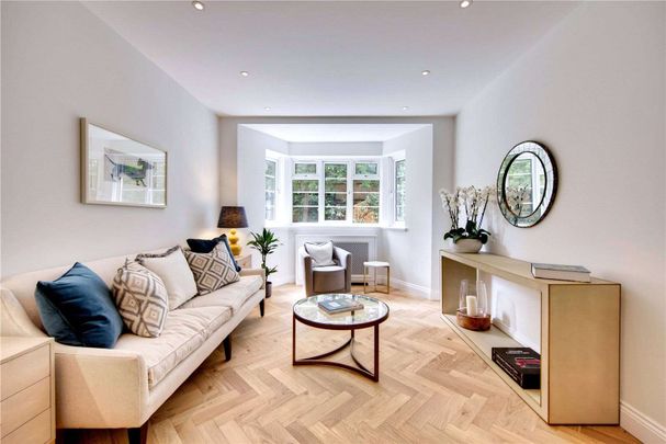 A beautifully refurbished two bedroom apartment in this well-renowned portered Art Deco building, benefitting from access to communal gardens. - Photo 1