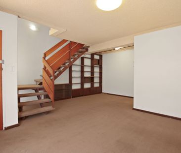 Two-Storey Townhouse - Walk to Henley Beach & Square! - Photo 2