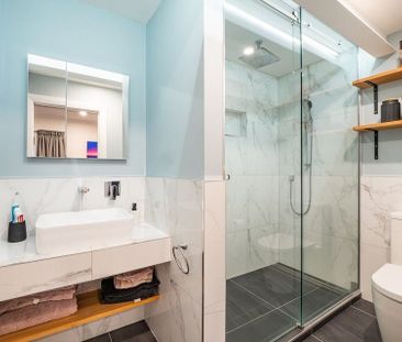 Beautiful & Sunny 4-Bedroom Family Home - Photo 3