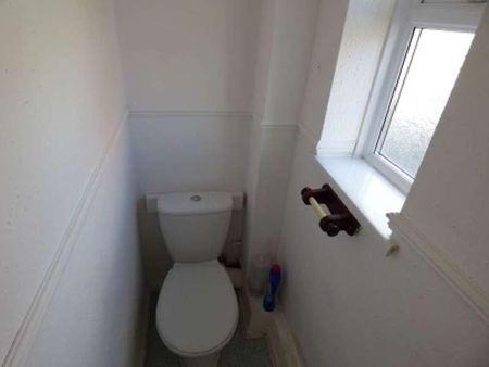 First Floor Flat Lambrok Road, Trowbridge, Wiltshire, BA14 - Photo 5