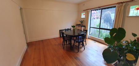 32 Woodlands Grove, Malvern East VIC 3145 - House For Rent | Domain - Photo 2