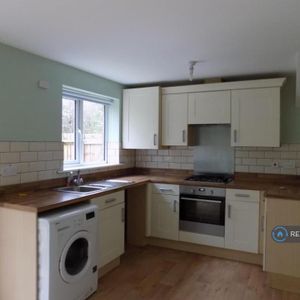 3 bedroom semi-detached house to rent - Photo 2