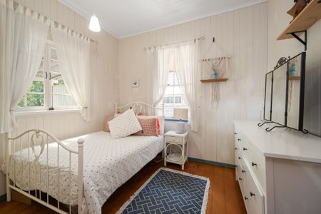 CHARACTER QUEENSLANDER WITH LEAFY OUTLOOKS AND GENEROUS OUTDOOR LIVING - Photo 3