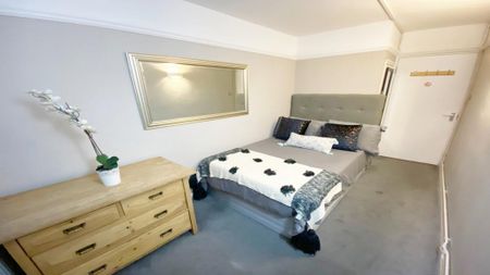 1 bedroom in a flat share to rent - Photo 4