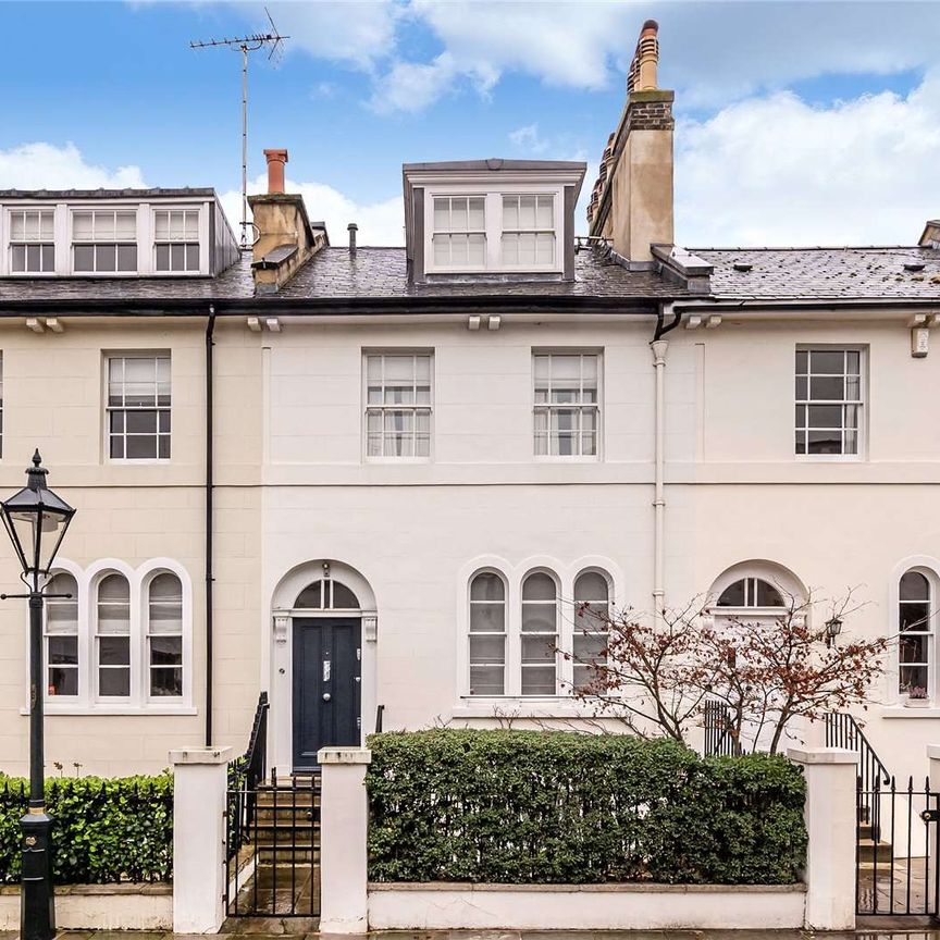 A lovely family house with a pretty South facing garden. - Photo 2