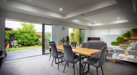 IMMACULATE FULLY FURNISHED SPACIOUS FAMILY HOME! - Photo 3