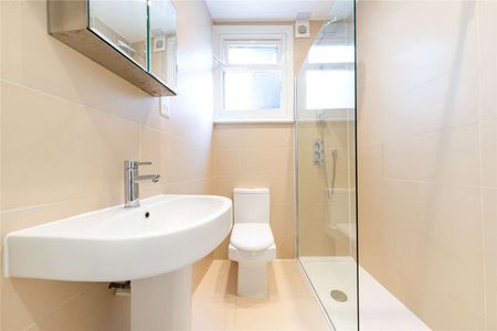 A well-presented two bedroom apartment set behind a quiet and discreet street, off Albert Bridge Road. - Photo 5