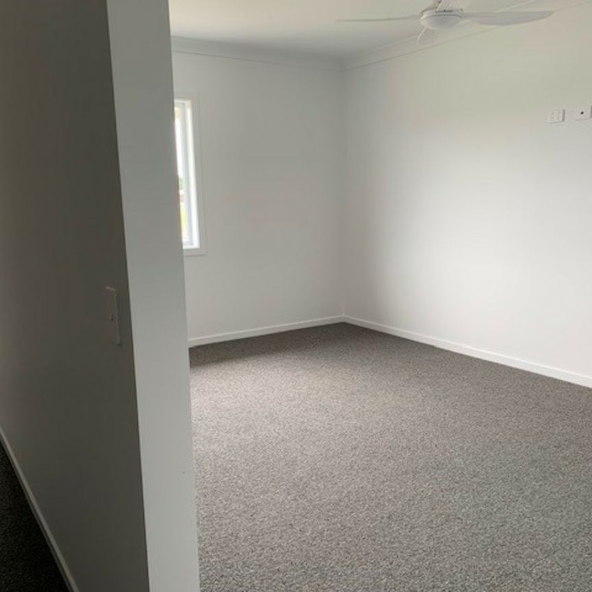 Modern 4 Bedroom House in River Oaks Estate *3 MONTH LEASE ONLY* - Photo 1