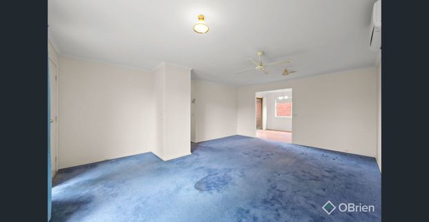 Spacious Sunny 3 Bedroom Home in Prime Cranbourne East Location - Photo 1