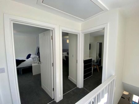 OX Living is proud to present this high-quality 5-bedroom co-living property, perfect for working professionals looking for stylish, stress-free living. Room 5 - Photo 5