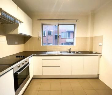 Stylish & Convenient 1-Bedroom Apartment in Kogarah - Photo 6