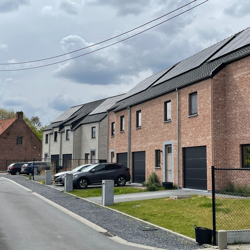 Drie slaapkamer EENGEZINSWONING met garage & tuin - Foto 1