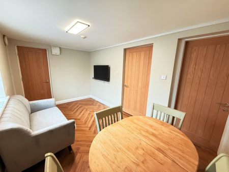 Flat C, 51 Holyhead Road - Photo 2