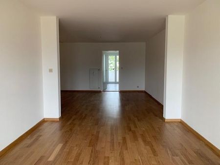 Nous vous proposons un logement de 3.5 pièces partiellement rénové situé au 4ème étage avec ascenseur. - Photo 5