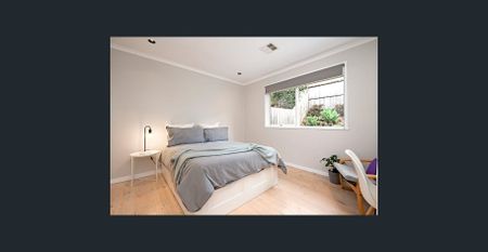 Beautifully Renovated Home with Generous North-Facing Courtyards in a Premium Lifestyle Location - Photo 4