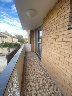 Oversized 2-bedroom apartment next to city bus - Photo 1