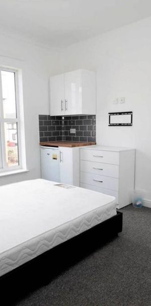 1 bedroom in a house share to rent - Photo 1