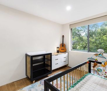 Renovated top-floor apartment in a convenient parkside location - Photo 3