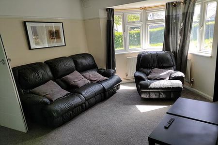 4 bedroom semi-detached house to rent - Photo 2