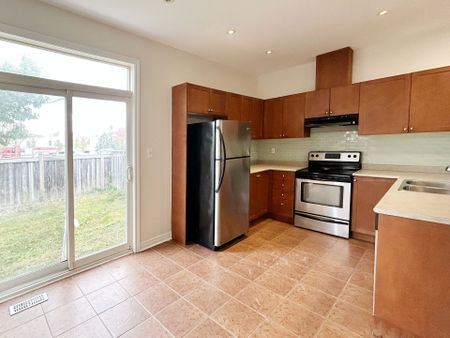 For Lease - 3342 Fountain Park Avenue, Mississauga, Ontario - Photo 2