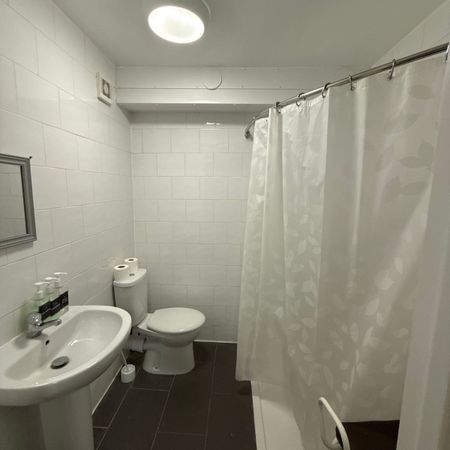 Room 207, SimplyStay Lincoln Road, Skegness, Lincolnshire, PE25 2EA - Photo 4