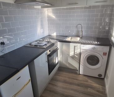 1 Bed - 33 Kendal Bank, Leeds - LS3 1NR - Student/Professional - Photo 2