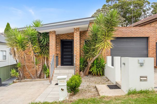 Spacious and Modern Three Bedroom Home - Photo 1