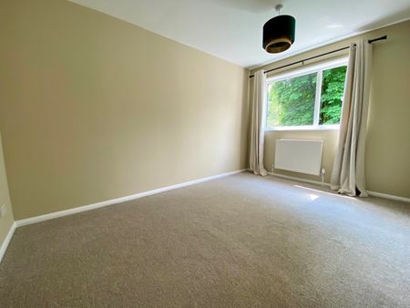 3 Bed Terraced House, Elmhurst Close, LS17 - Photo 2