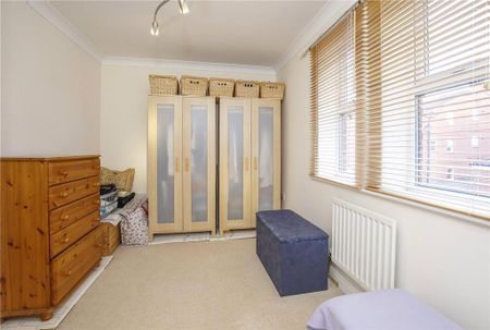 4 bedroom end of terrace house to rent - Photo 4