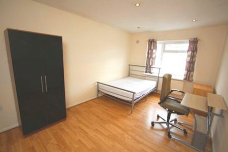 4 Dbl Bed Maisonette w/ Lounge – Surbiton (Camellia Lane, KT5 8LY) - Photo 5