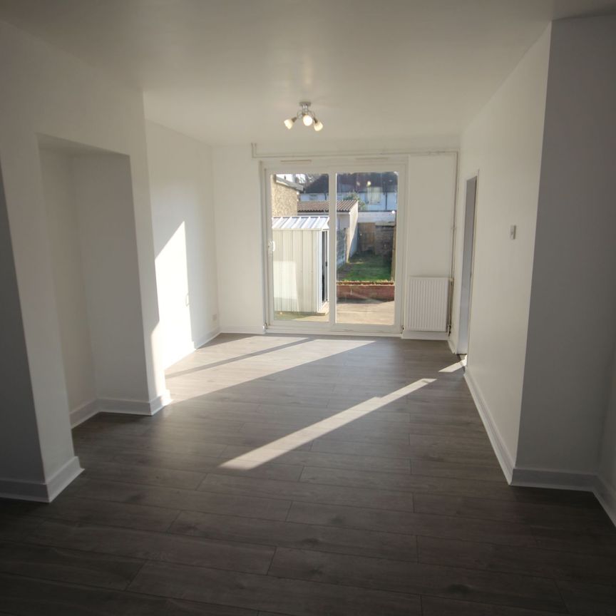 Hanover Circle, Hayes, UB3 - Photo 1