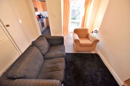 3 bedroom House in Cliffe Side Gardens, Leeds - Photo 3