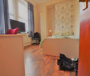 6 bedroom Flat in Hollybank, Leeds - Photo 1