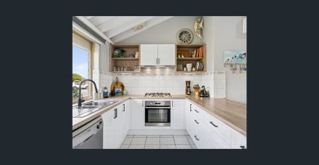 3 Bedroom Home in Quiet Cul-de-sac - Photo 2