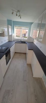 2 Bed Flat, Mayfair Court, SW19 - Photo 1